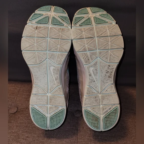 EUC NIKE Athletic Shoes in Light  Gray and Teal. Excellent Condition - Picture 6 of 8